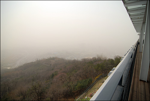 8일 낮 서울 남산에서 내려다본 서울 시내, 보이는 것이 거의 없다. 